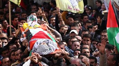 الاحتلال الإسرائيلي يشرح جثمان شهيد فلسطيني بحضور طبيب