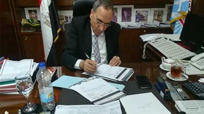 نقيب الصحفيين يوقع استمارة علشان تبنيها