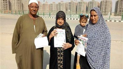 أهالي حي الأسمرات يوقعون استمارة كلنا معاك من أجل مصر