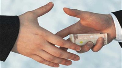 الرقابة الإدارية تضبط مقاولًا أثناء عرض رشوة على مدير بشبرا الخيمة