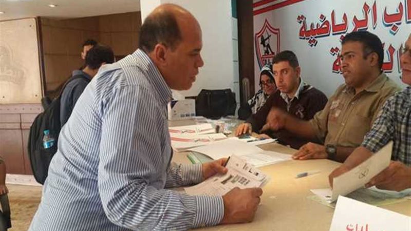 هشام يكن يتقدم بأوراق