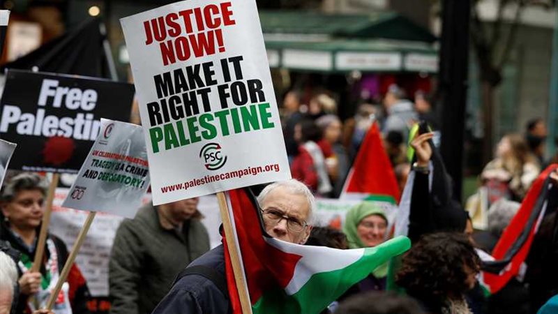 آلاف الأشخاص يتظاهرون