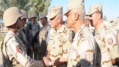 بالصور.. رئيس الأركان يتفقد القوات المسلحة والشرطة بسيناء