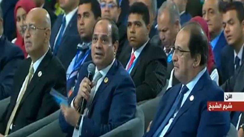 شباب العالم يلتقطون