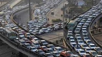 كثافة مرورية عالية بكوبري أكتوبر بسبب اصطدام سيارتين