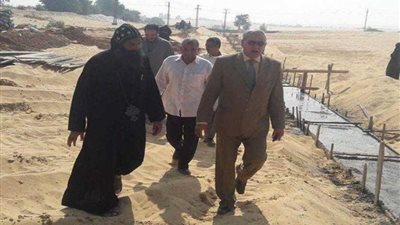 رئيس مدينة ملوي بالمنيا يتابع أعمال إنشاء سور دير أبو فانا