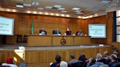 محافظ القليوبية يهدد بطرد رؤساء المدن لغياب الشباب