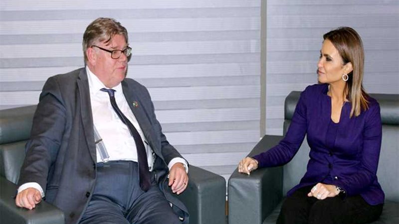 سحر نصر تبحث مع وزير