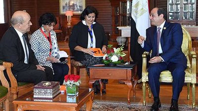 السيسي يبحث تعزيز العلاقات مع وزير الخارجية الفرنسي