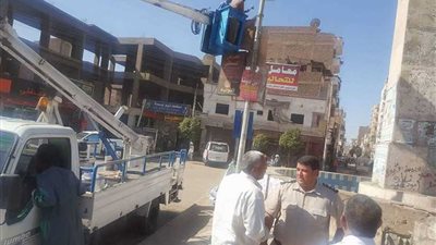 إزالة نحو 80 لوحة إعلانية ولافتة دعائية مخالفة بأسوان