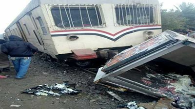 بالصور .. قطار يصطدم بسيارة حفظ أغذية بخط المنصورة