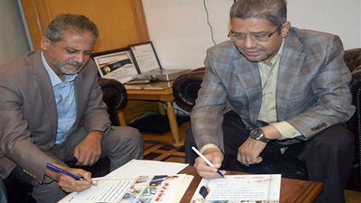 بالصور.. رئيس غرفة القاهرة يوقع استمارة 
