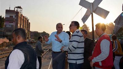 بالصور.. محافظ القليوبية ووزيرالنقل يتأكدان من صلاحية مزلقان شبين