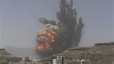 التحالف العربي يقصف وزارة الدفاع اليمنية