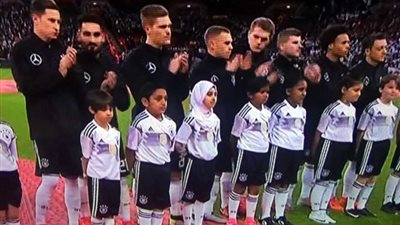 طفلة محجبة تظهر في ملاعب ويمبلي بصحبة الفريق الألماني‎