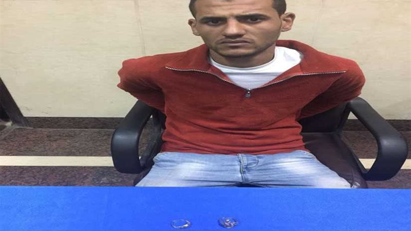 سقوط عامل بلاط بحوزته