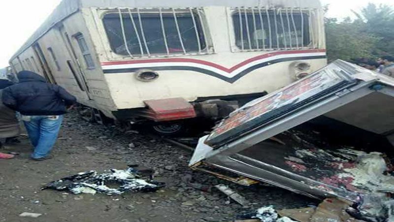 بالصور .. قطار يصطدم