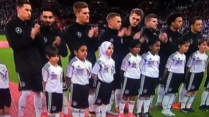 طفلة محجبة تظهر في