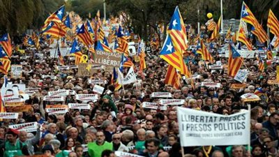 تظاهرات ضخمة ببرشلونة للإفراج عن المسؤولين الانفصاليين