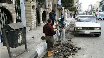 تسليك البالوعات وإنشاء صفايات للمطر بشوارع دمنهور