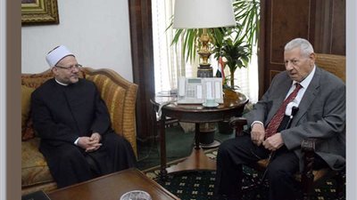 مكرم والمفتي يواجهان فتاوى الفضائيات