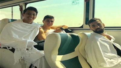 لاعبو المنتخب بملابس الإحرام لأداء مناسك العمرة