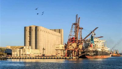 نشاط في حركة السفن والشاحنات بميناء الإسكندرية