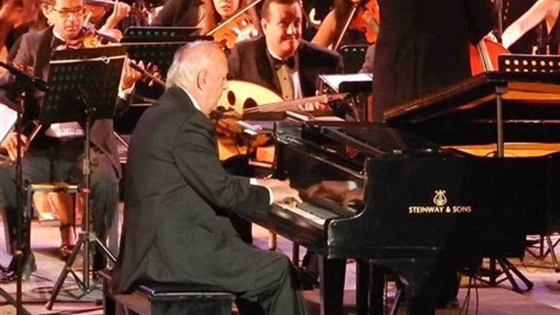 عمر خيرت بالمسرح