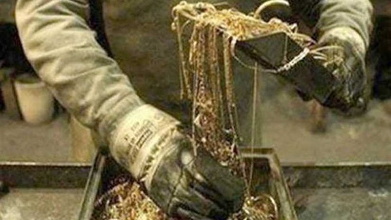 ربة منزل تستعين بعامل