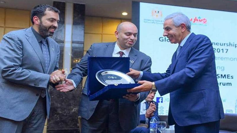 قابيل يتسلم الجائزة