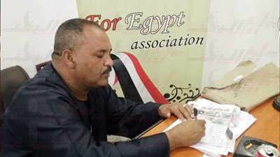 نقيب فلاحين قنا يوقع لحملة 