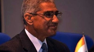 رئيس جامعة جنوب الوادي يتفقد معرض المشروعات الطلابية بكلية الآداب