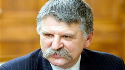 رئيس مجلس النواب المجري يصل القاهرة