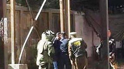 خبراء المفرقعات يفحصون بطارية دراجة نارية يشتبه في كونها قنبلة