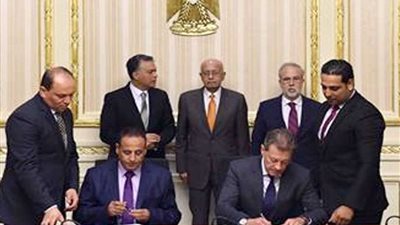رئيس الوزراء يشهد توقيع عقد كهربة إشارات السكة الحديد