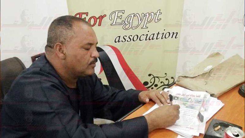 نقيب فلاحين قنا يوقع