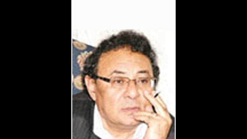 الموت يغيب الكاتب