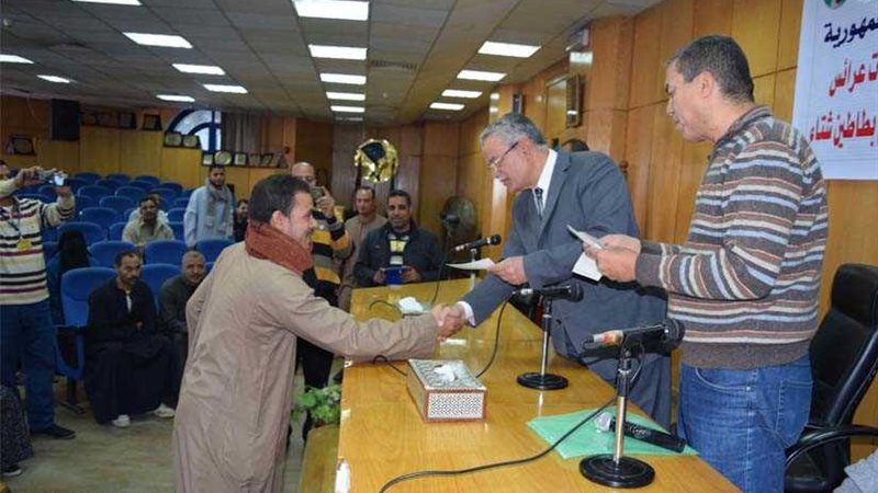 محافظ المنيا يسلم