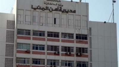 2000 كتاب مدرسي جديد يغلف بها المأكولات بالمنيا