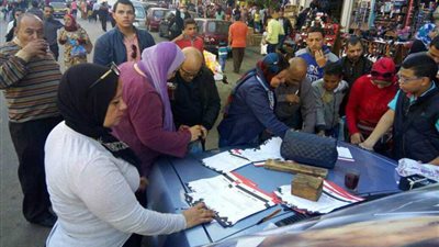 سكان المنشية بالإسكندرية يوقعون استمارة 