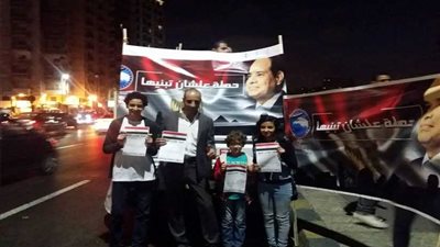 بالصور.. إقبال كبير من أهالي الإسكندرية للتوقيع على استمارة 