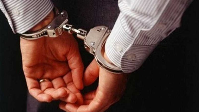 حبس ضابط شرطة لإطلاقه