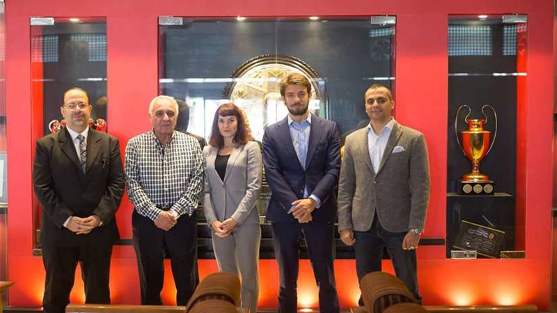 بالصور.. وفد من الفيفا