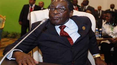رسميا.. زيمبابوي تقيل موجابي وتعين «التمساح» رئيسا للبلاد
