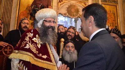 ( صور ).. الأنبا بيجول يستقبل المهنئين عقب قداس التجليس