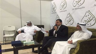 رئيس دار الكتب يلقي محاضرة في معرض الكويت للكتاب ورابطة الأدباء تهديه درعها