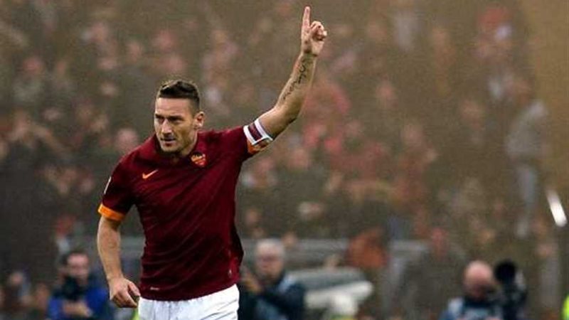 روما يفوز في أول