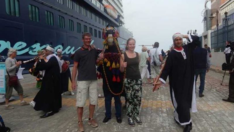 وصول 400 سائح لميناء