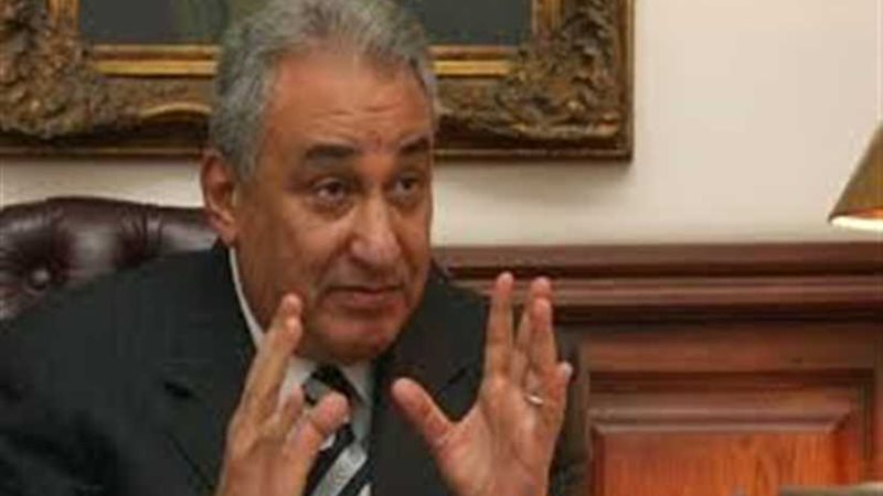 عاشور يختصم رئيس