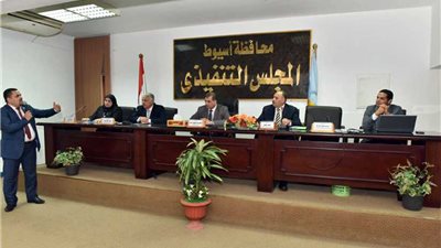 محافظ أسيوط يستقبل وفد رئاسة الوزراء (صور)